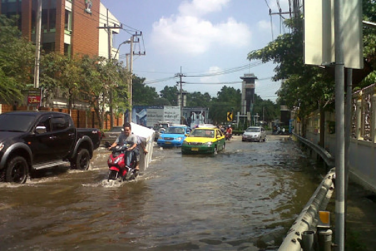 ลาดปลาเค้าเริ่มท่วม-รามอินทราน้ำสูง