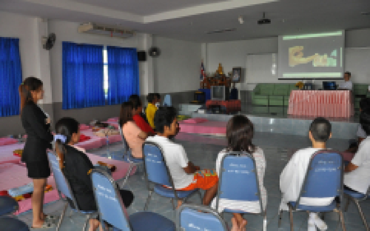 เชิญแม่ชีศันสนีย์บรรยายธรรมคลายทุกข์