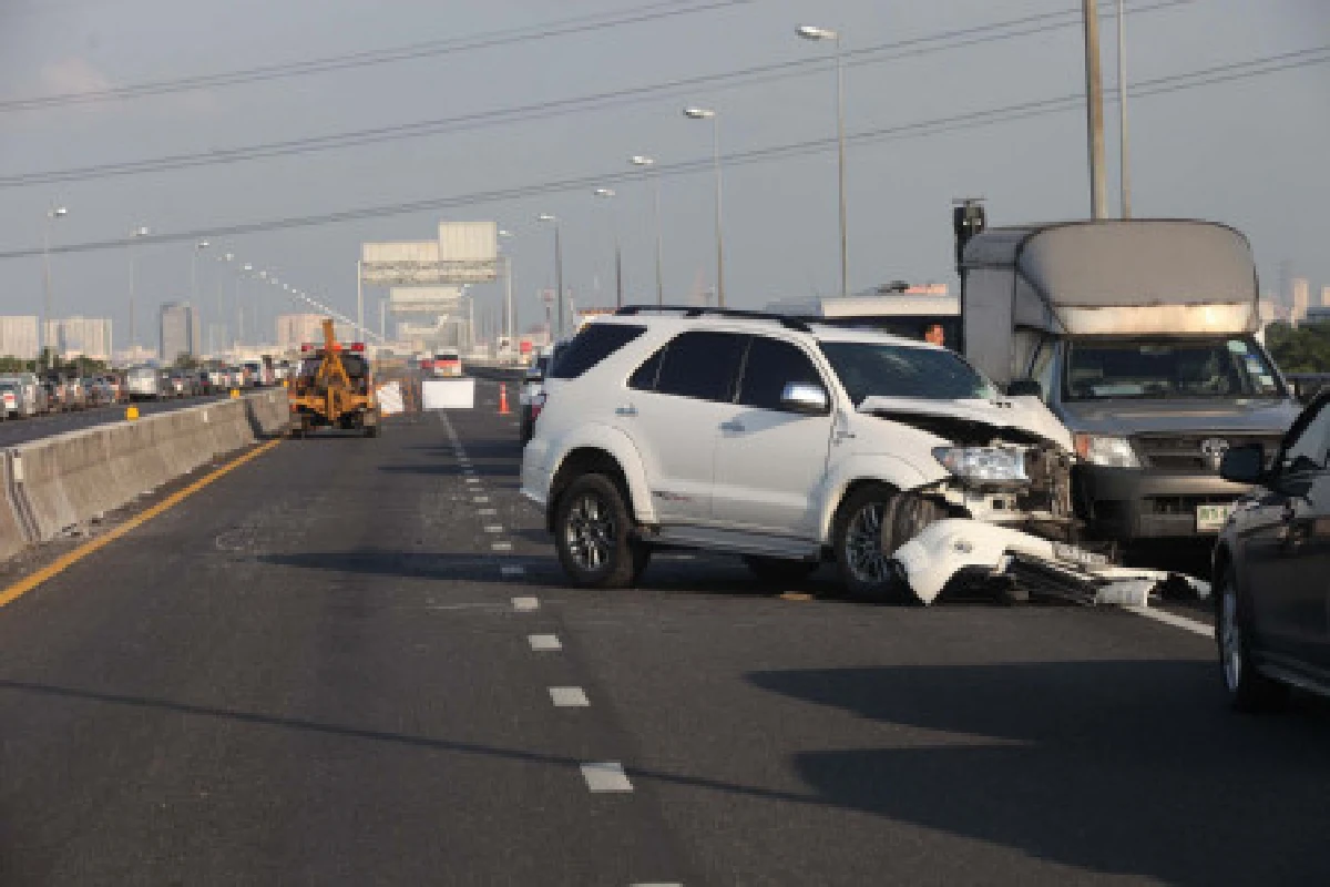 ตร.เร่งย้ายรถจอดซ้อนคันบนสะพาน