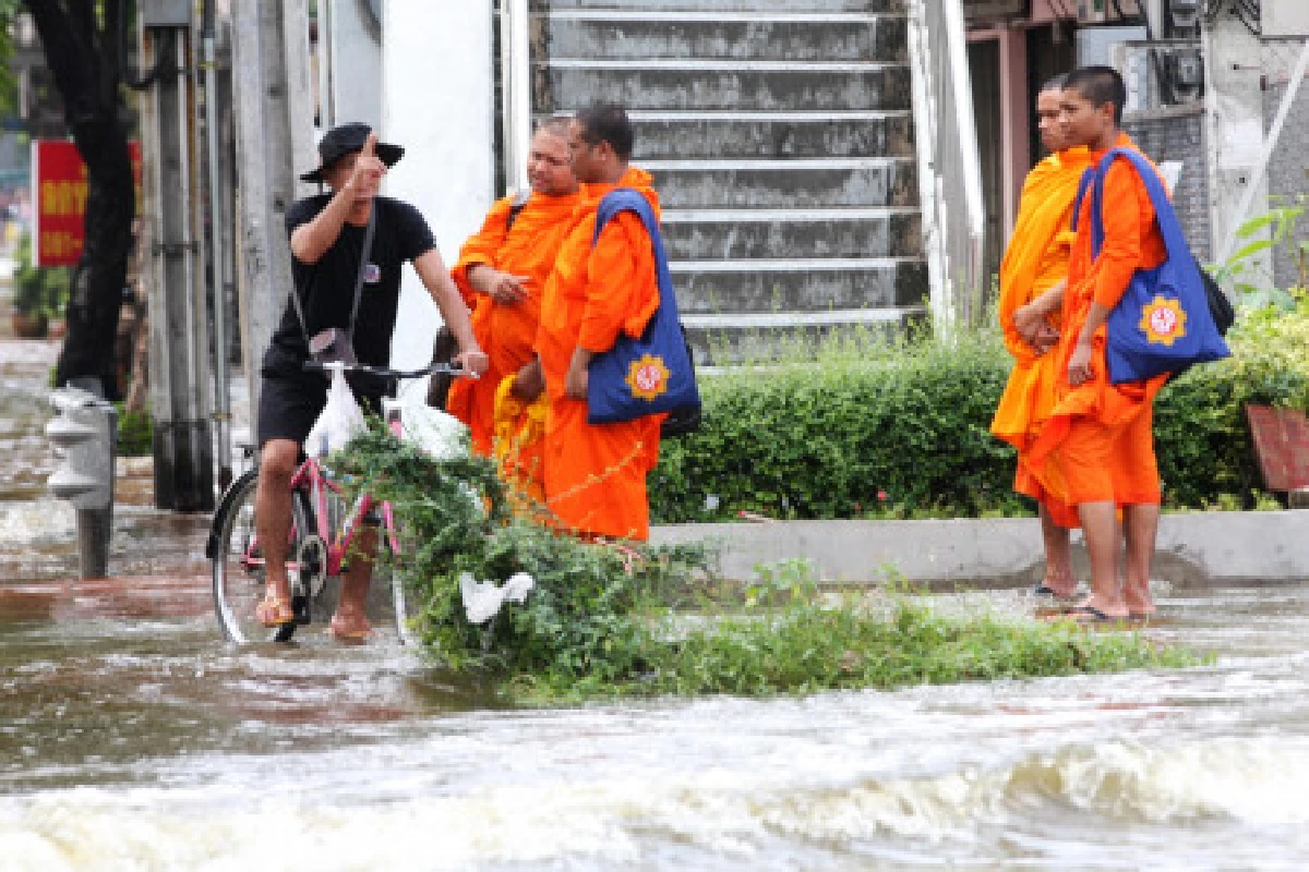 ท่วมถ้วนหน้าทุกข์ถ้วนทั่ว