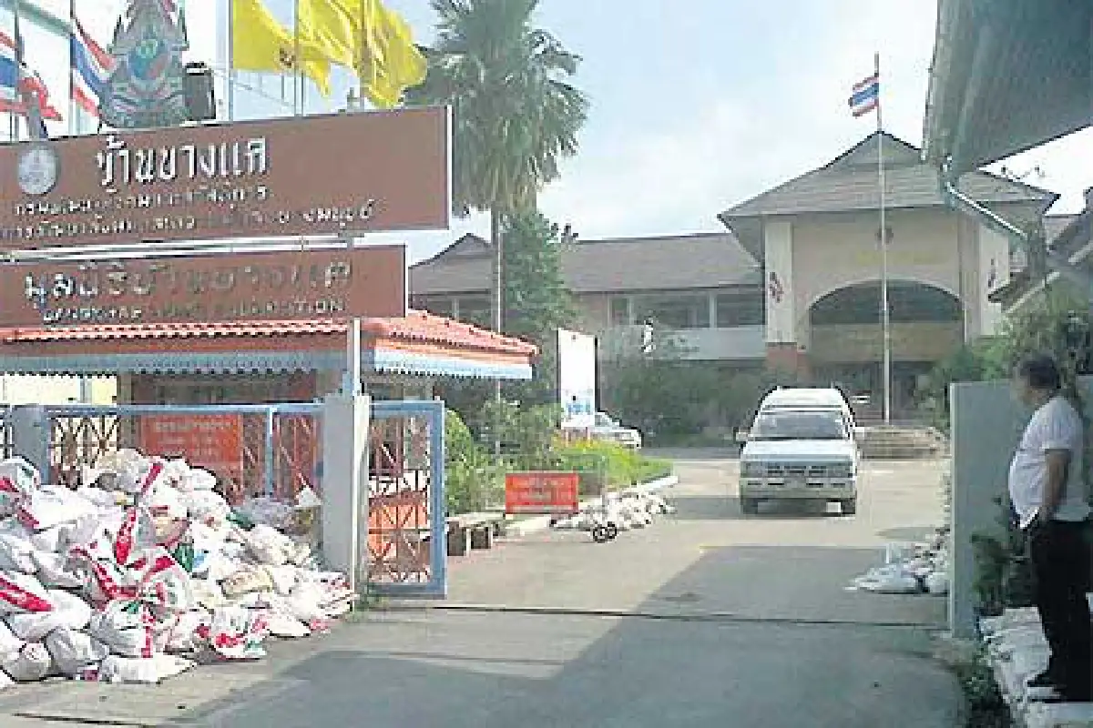 บ้านบางแคงัดแผน ‘น้ำสูง 1 เมตร’ ย้ายคนชราไป จ.กาญจนบุรี