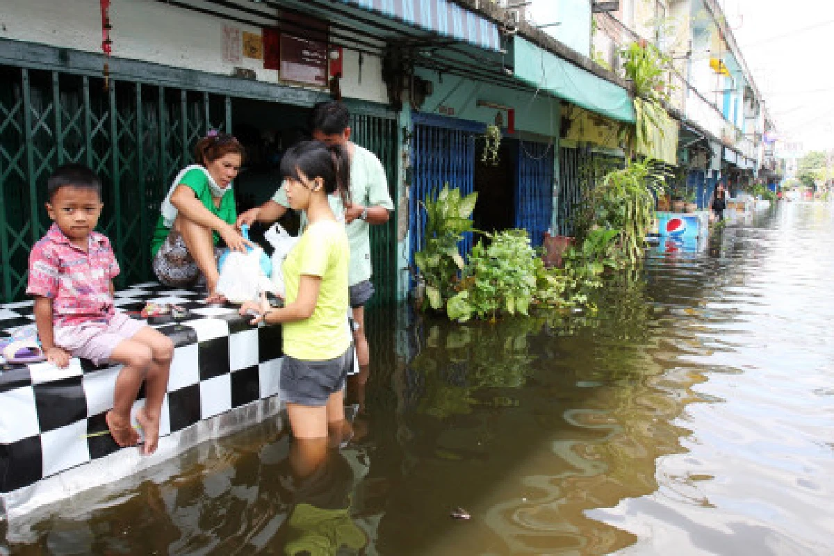 ท่วมถ้วนหน้าทุกข์ถ้วนทั่ว