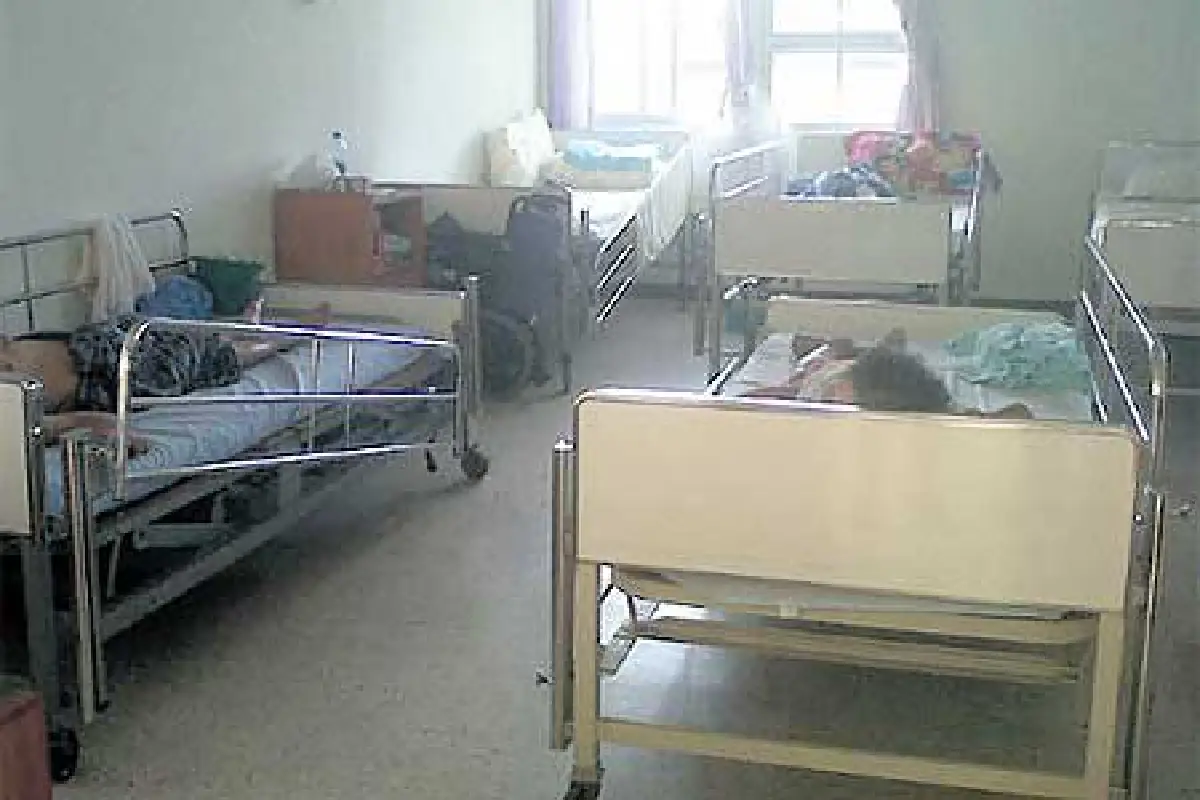 บ้านบางแคงัดแผน ‘น้ำสูง 1 เมตร’ ย้ายคนชราไป จ.กาญจนบุรี