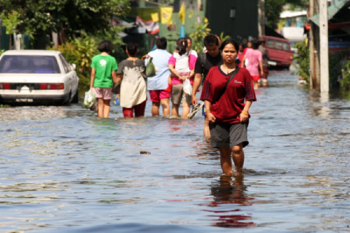 ท่วมถ้วนหน้าทุกข์ถ้วนทั่ว