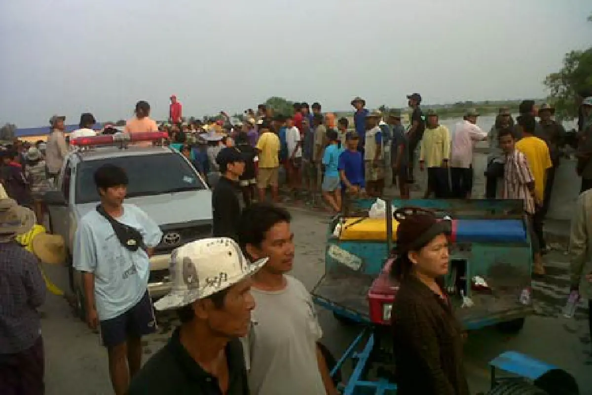ม็อบคลอง9ต้านศปภ.ปิดประตูระบายน้ำ