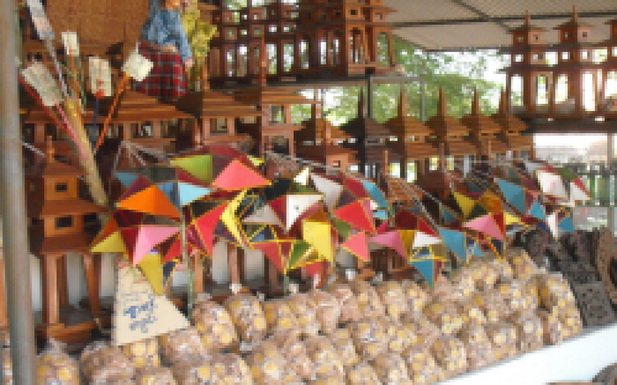 ยี่เป็งเริ่มคึกพ่อค้านำโคมไฟปทีมขาย