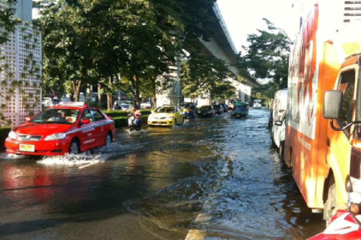 ทะลักต่อเนื่อง!น้ำรุกคืบสะพานควาย