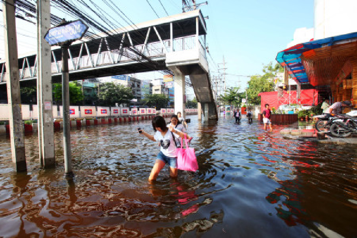 เปิดทางน้ำท่วมพระราม2เพื่อเร่งระบายลงทะเล เปิดทางน้ำท่วมพระราม2เพื่อเร่งระบายลงทะเล