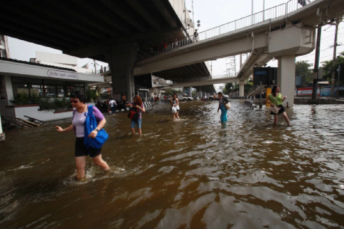 ปิดถนนห้าแยกลาดพร้าวถึงซ.45น้ำท่วมสูง