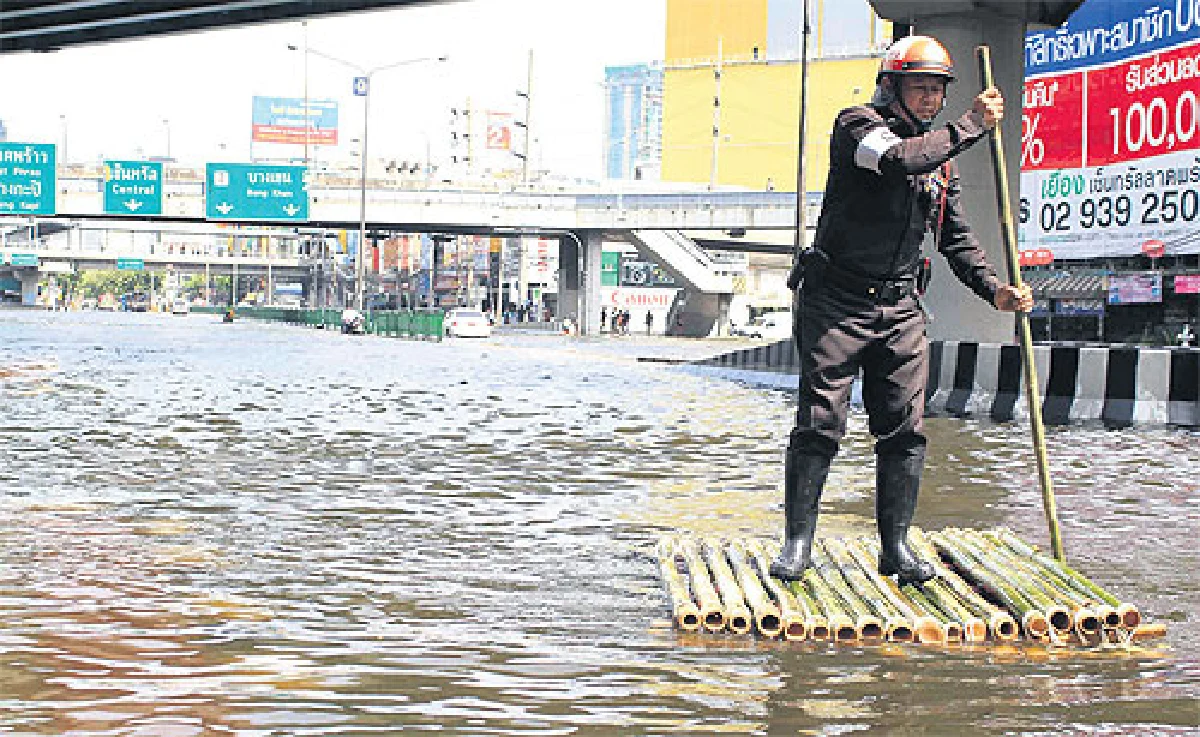 Bangkok governor gets his pumps; flooding widens