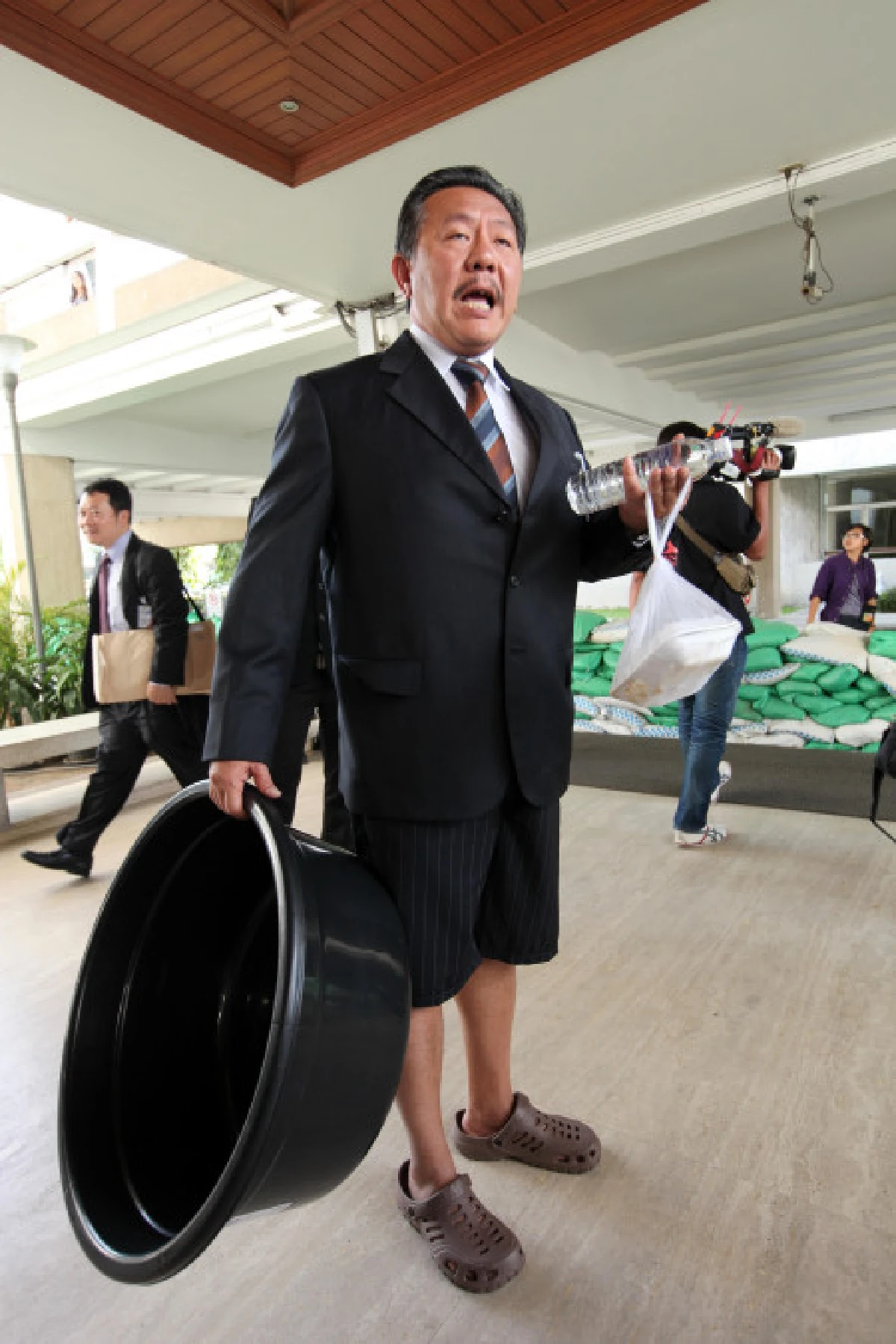 ชูวิทย์ใส่ขาสั้น-ถือกาละมังเข้าสภาฯ