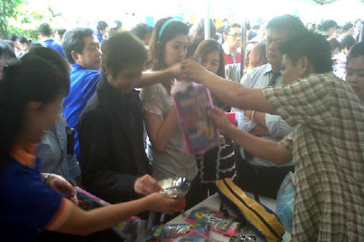 คนแห่ซื้อของกันน้ำตลาดนัดฉุกเฉินฯ