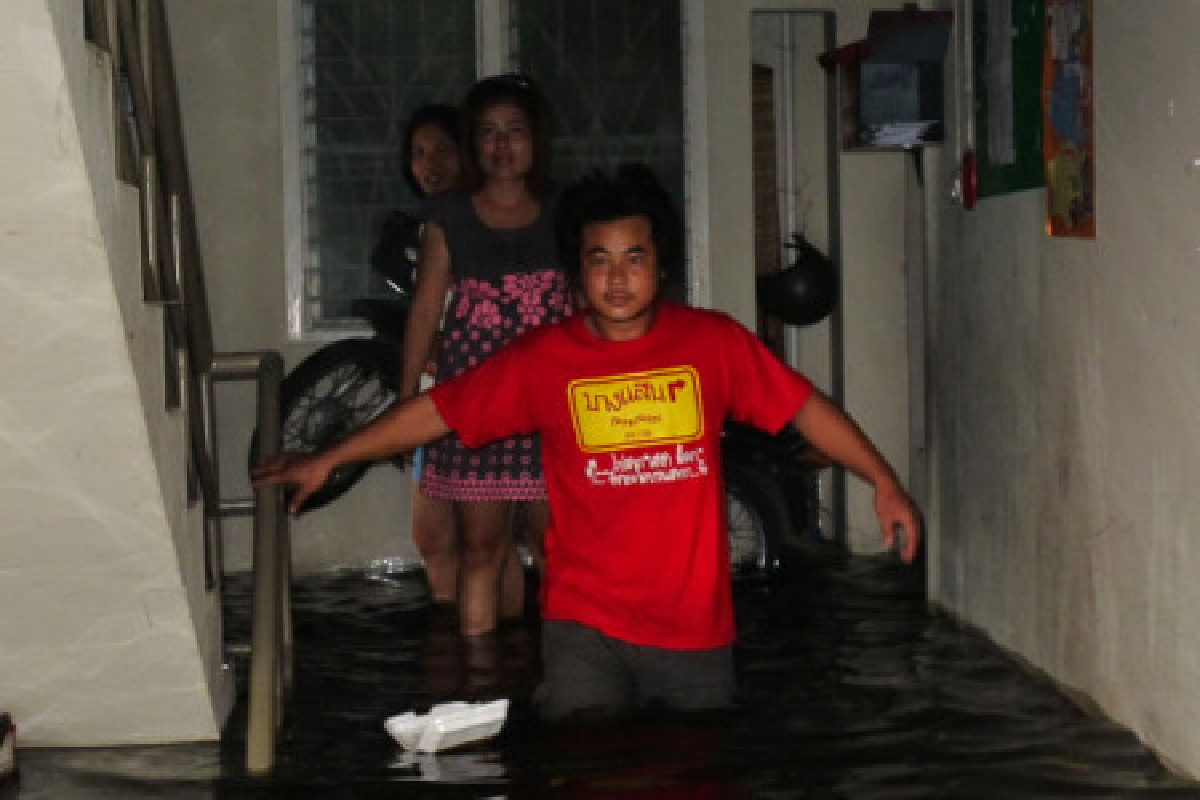 คนปทุมฯครวญน้ำประปาเหม็น คนปทุมฯครวญน้ำประปาเหม็น