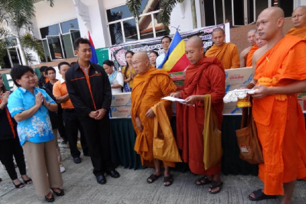 พระสงฆ์ลาวมอบสิ่งของช่วยน้ำท่วม