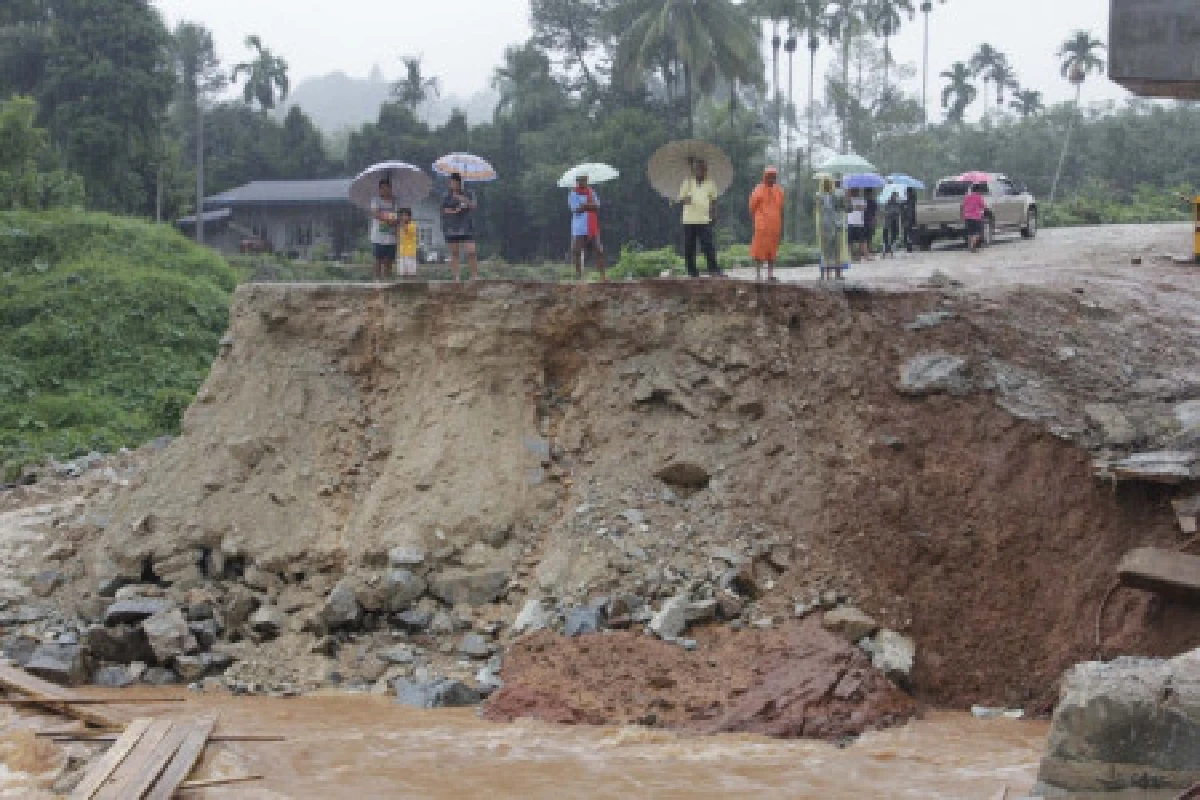 ฝนถล่มนบพิตำซัดสะพานขาด