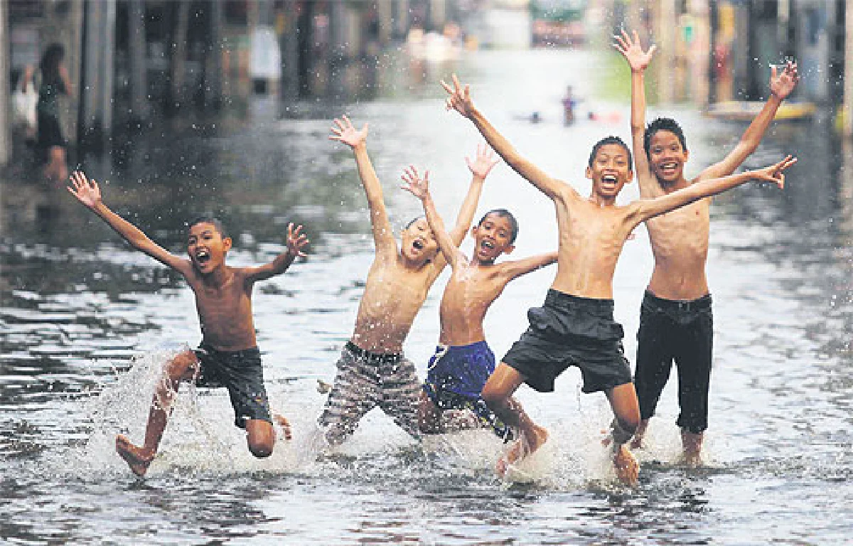 Floods threaten route to South