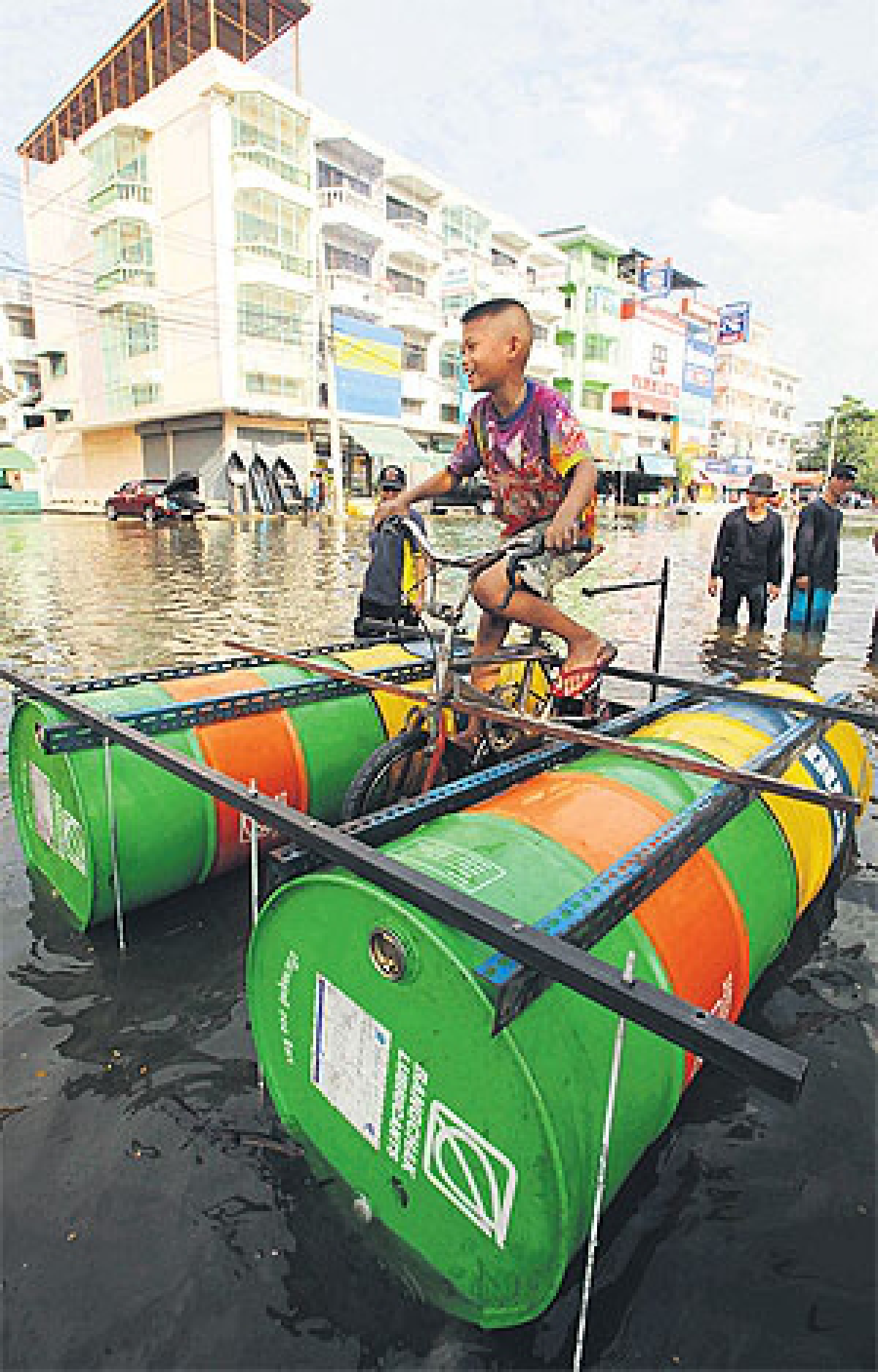 Floods threaten route to South