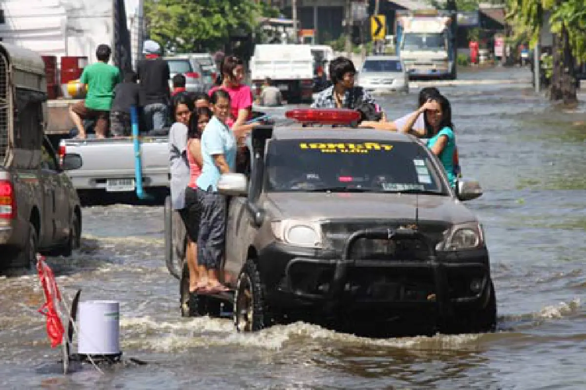 พระราม2น้ำเอ่อท่อ-จราจรใช้การได้ปกติ