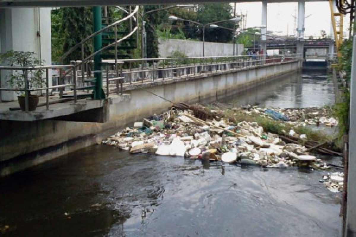 ฝั่งธนฯระบายน้ำช้าเหตุขยะขวางอื้อ ฝั่งธนฯระบายน้ำช้าเหตุขยะขวางอื้อ