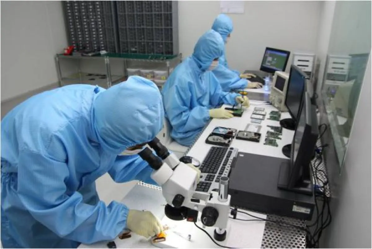 data recovery technicians