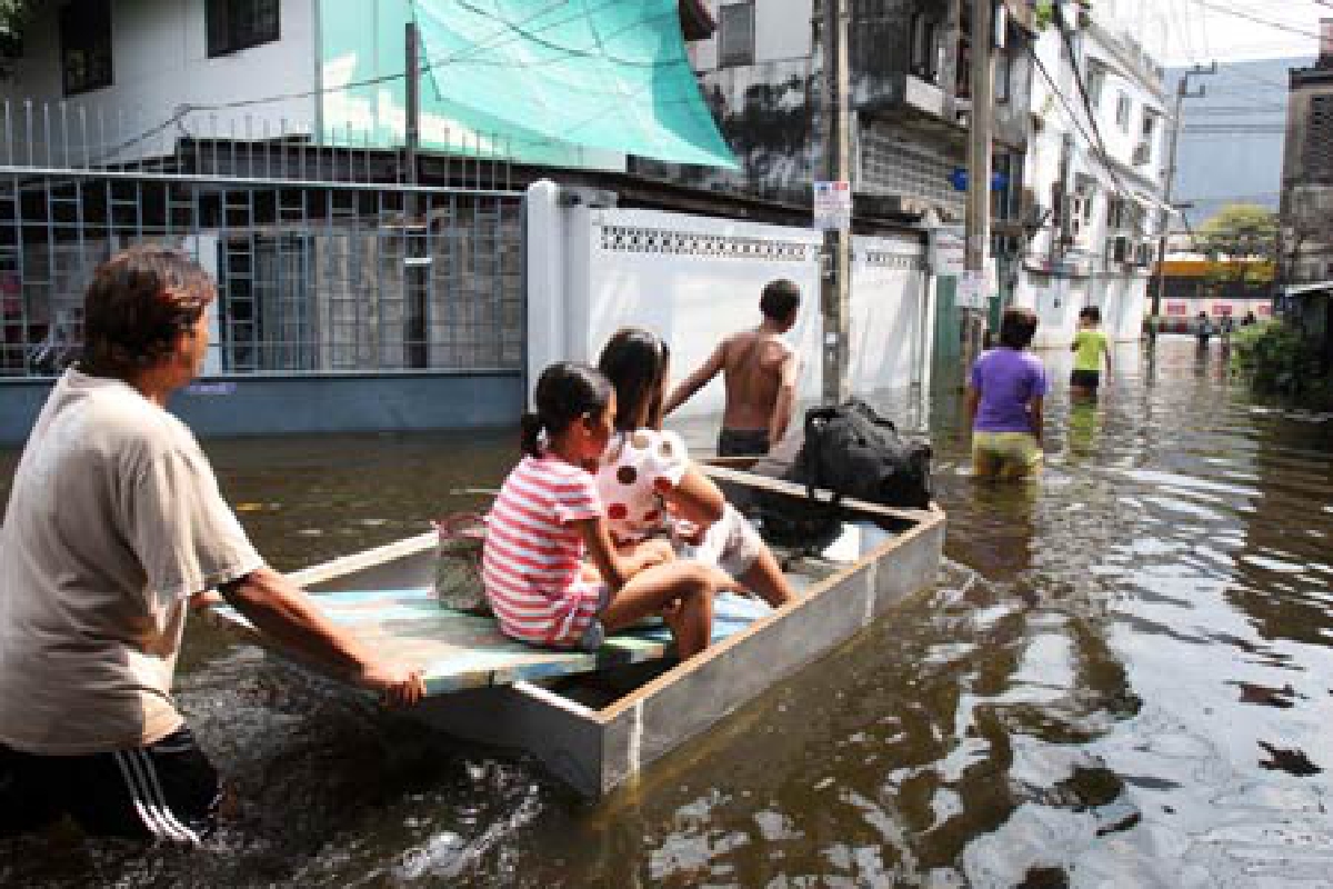 เตือนบ้านน้ำท่วมทรุดอย่าเข้าใกล้ เตือนบ้านน้ำท่วมทรุดอย่าเข้าใกล้