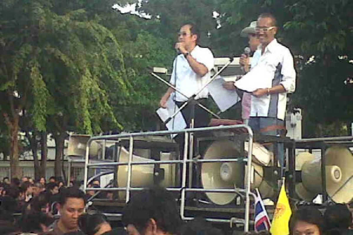 เสื้อหลากสีระดมพลต้านอภัยโทษแม้ว