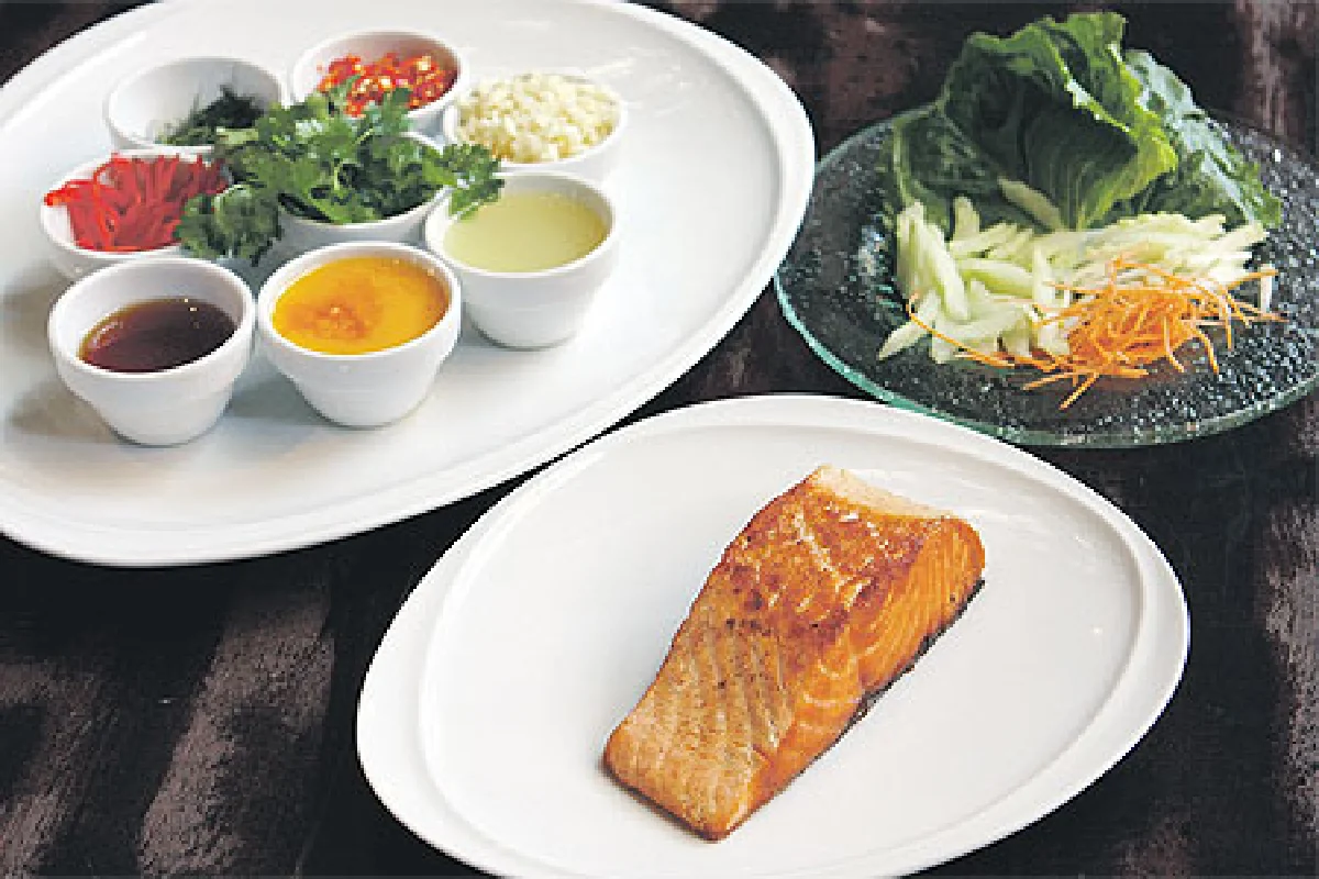 ‘สลัดปลาแซลมอนย่างกับซอสมะม่วง’ เมนูสุขภาพ ฝีมือทรายธิดารัตน์