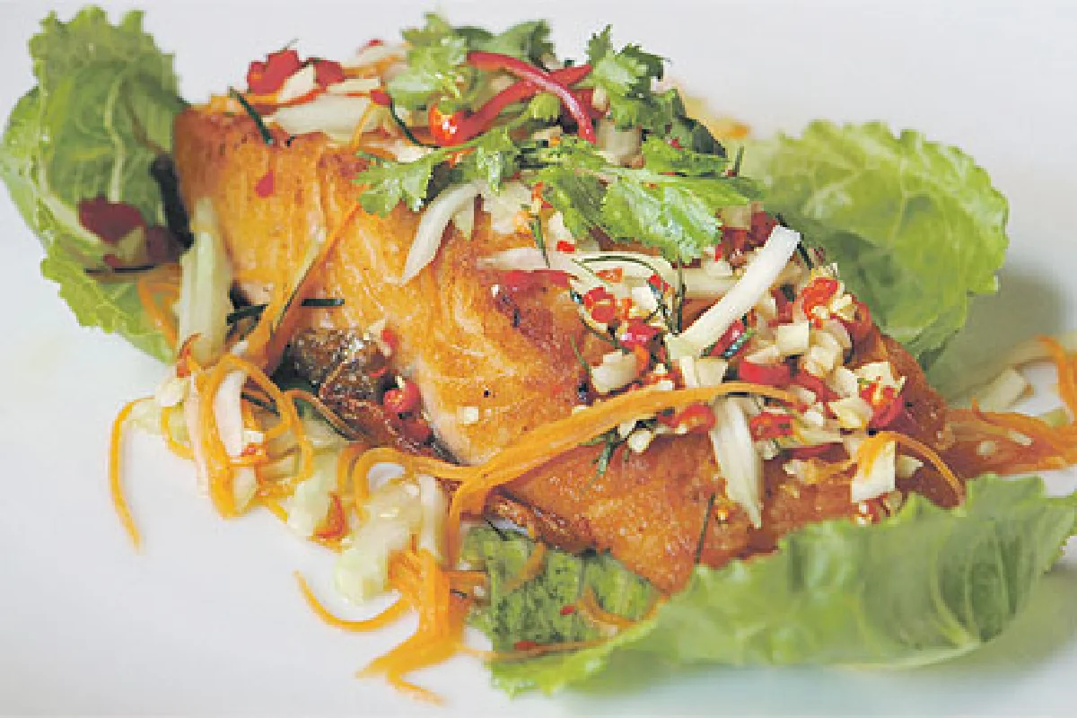 ‘สลัดปลาแซลมอนย่างกับซอสมะม่วง’ เมนูสุขภาพ ฝีมือทรายธิดารัตน์