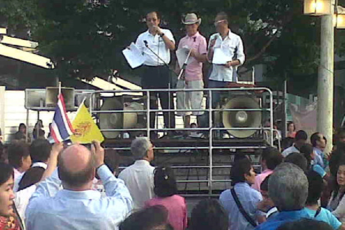 เสื้อหลากสีระดมพลต้านอภัยโทษแม้ว