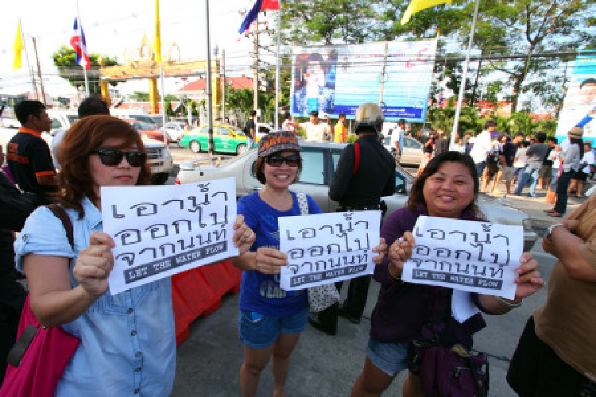ผู้ว่านนท์ถกศปภ.-กทม.ช่วยชาวบ้าน ผู้ว่านนท์ถกศปภ.-กทม.ช่วยชาวบ้าน