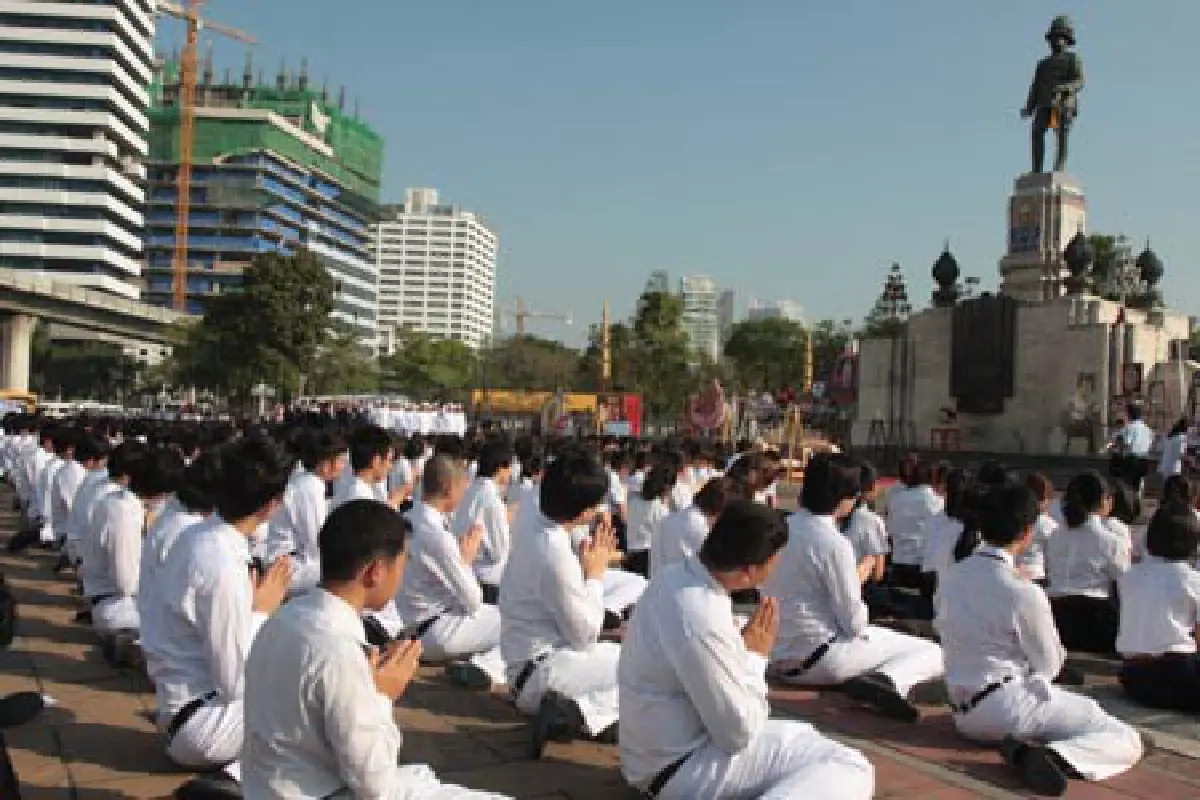 วางพวงมาลาถวายราชสักการะ ร.6