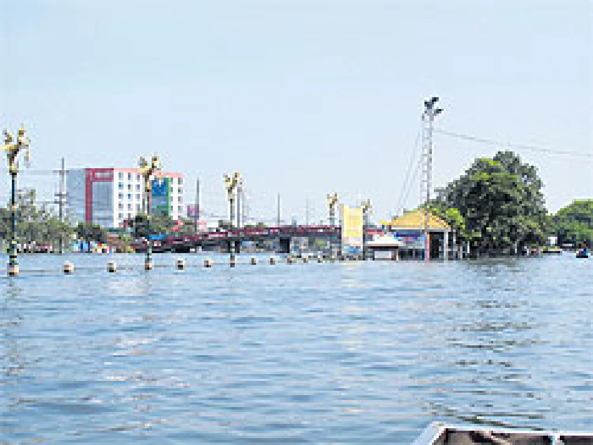 รื้อบิ๊กแบ็กน้ำทะลักทุ่งบางกะดี คนดอนเมืองเซ็งน้ำไม่ลด...บุกศฉ๓.เปิดประตูเพิ่ม