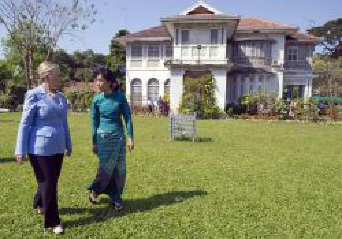 Aung San Suu Kyi &amp; Hillary Clinton in Yangon