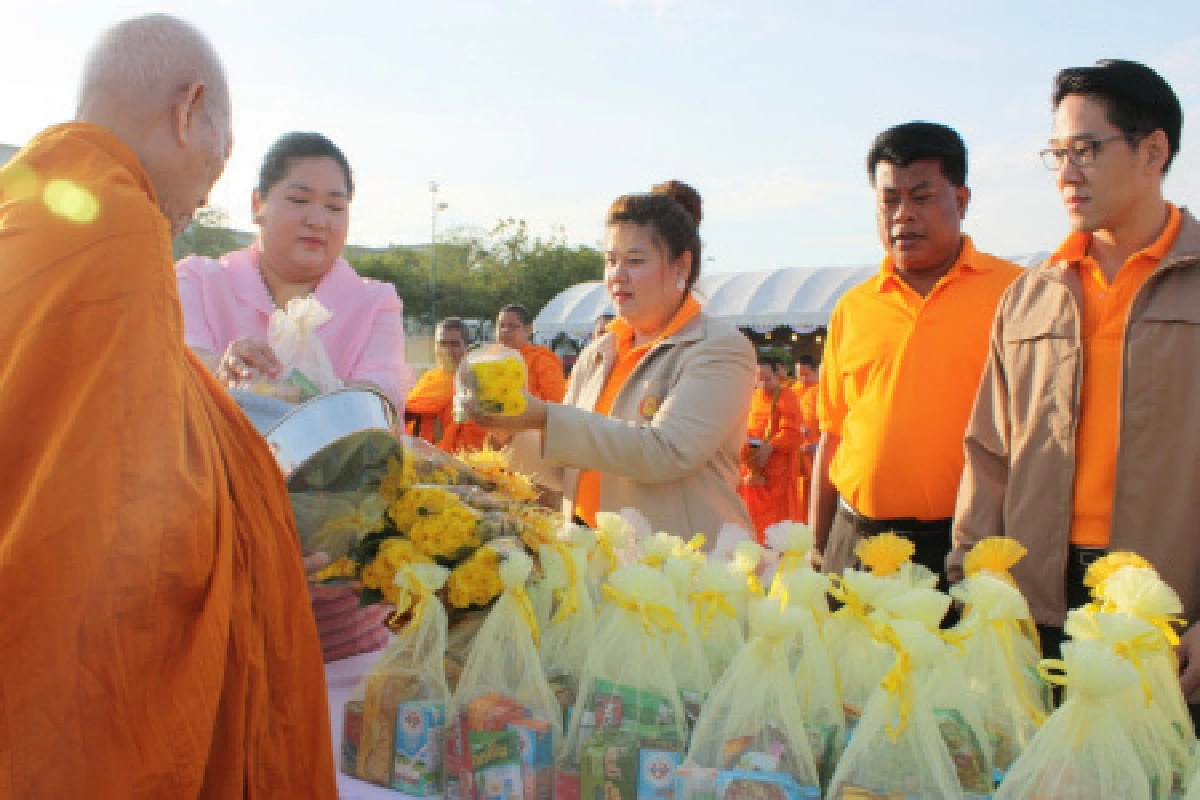 รบ.จัดตักบาตร 7 วัน เฉลิมพระเกียรติในหลวง