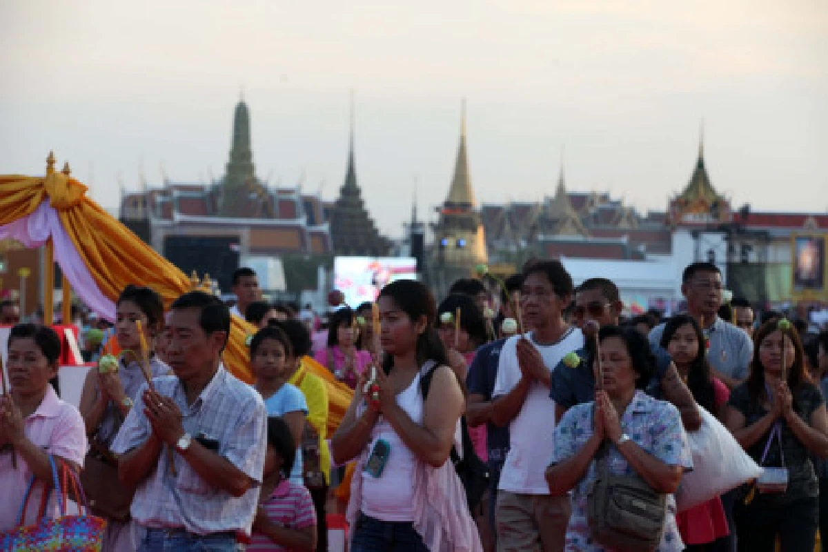 ประชาชนร่วมสวดมนต์ถวายพระพรในหลวง