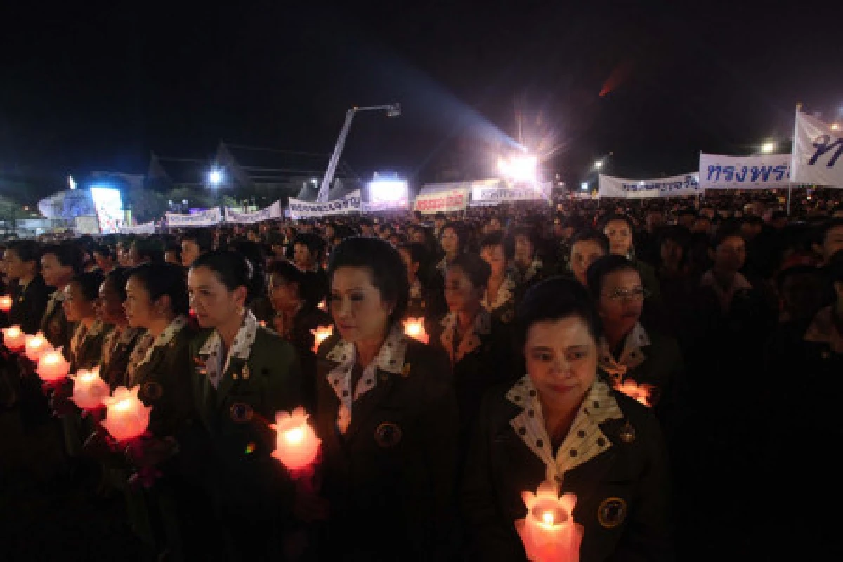 นายกฯนำจุดเทียนชัยถวายพระพร-คนร่วมแน่น