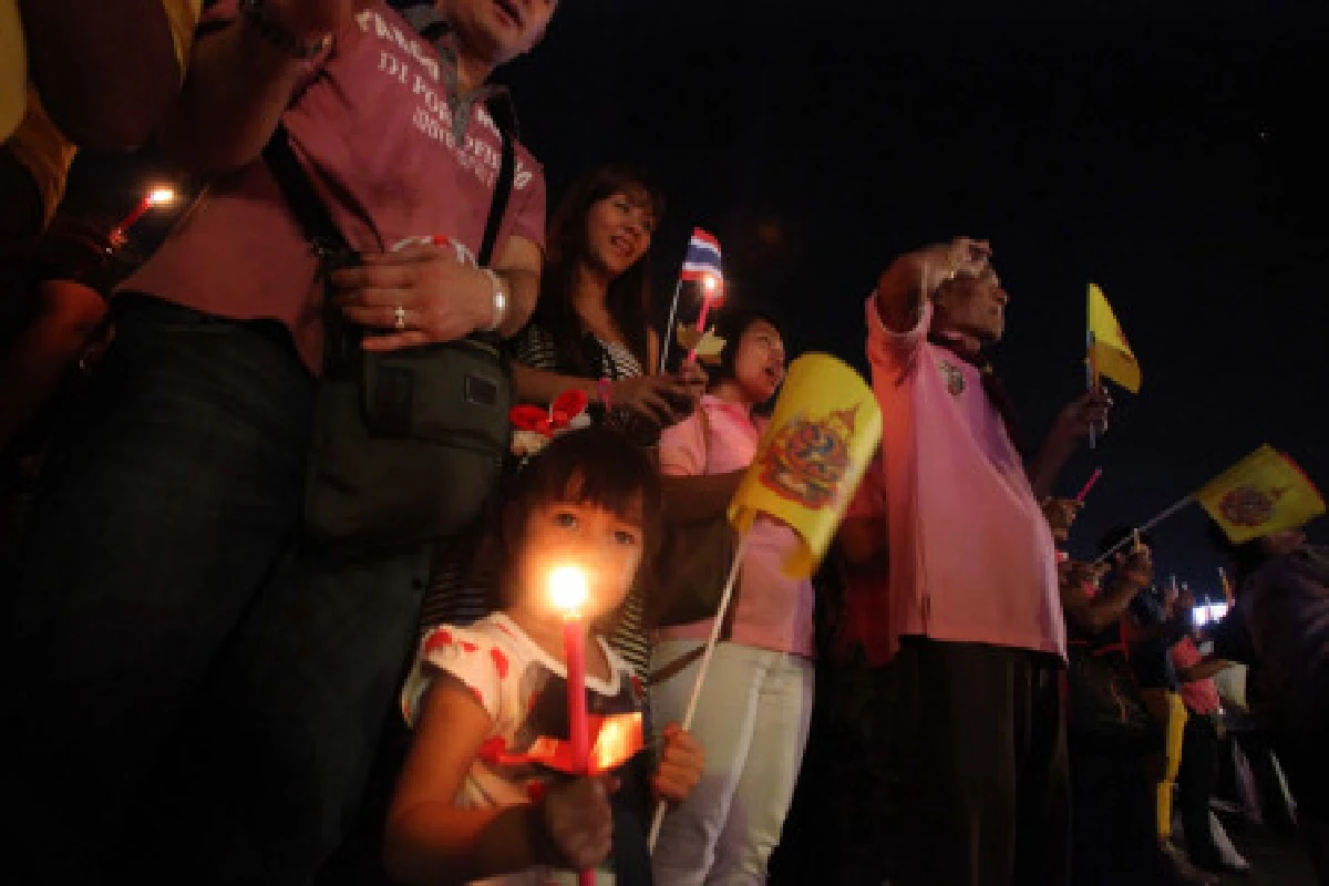 นายกฯนำจุดเทียนชัยถวายพระพร-คนร่วมแน่น