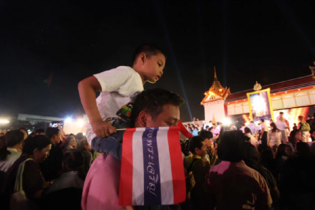 นายกฯนำจุดเทียนชัยถวายพระพร-คนร่วมแน่น