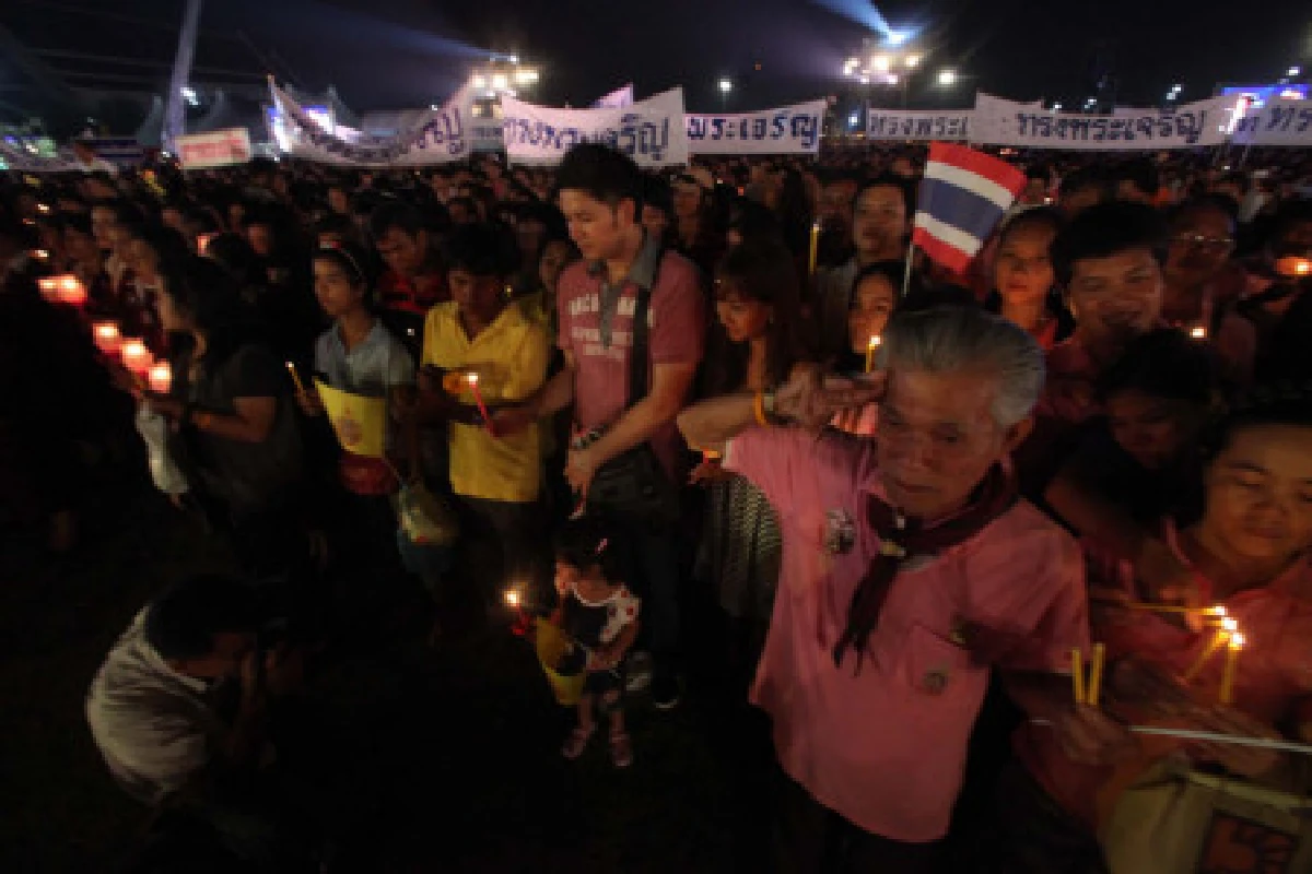 นายกฯนำจุดเทียนชัยถวายพระพร-คนร่วมแน่น