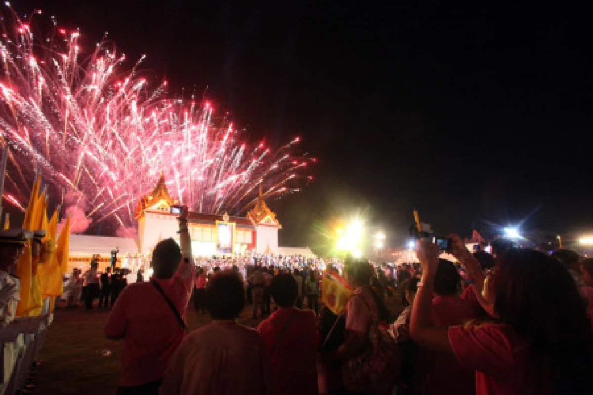 นายกฯนำจุดเทียนชัยถวายพระพร-คนร่วมแน่น