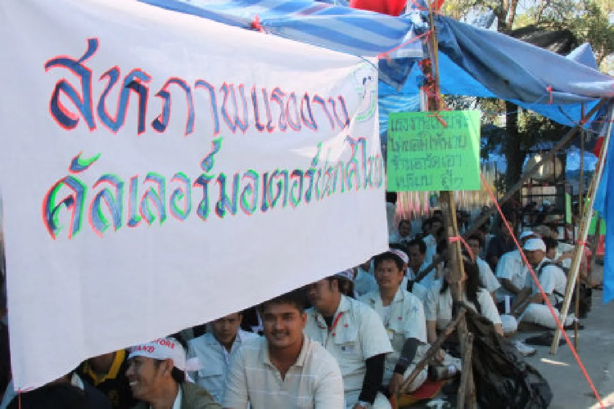 คนงานสีตราพัดประท้วงถูกลอยแพ