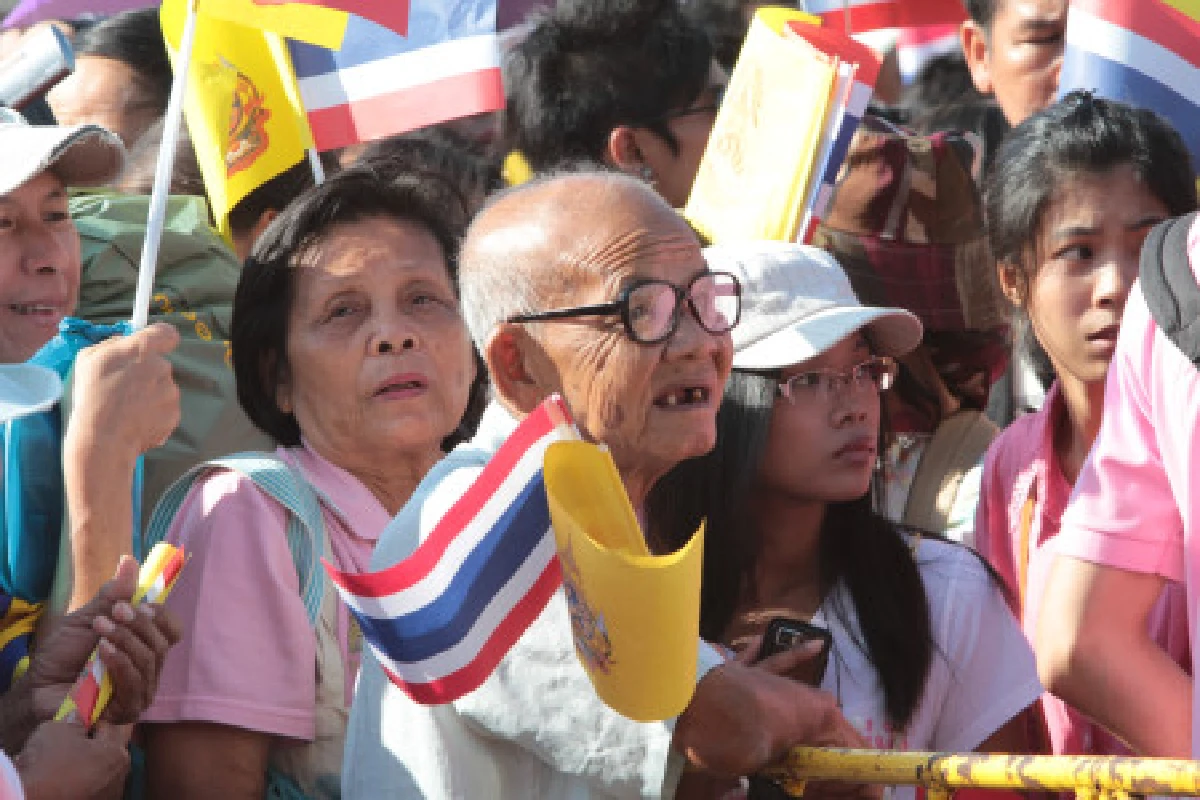 ในหลวงเสด็จฯพระที่นั่งจักรีฯพระพักตร์แจ่มใส