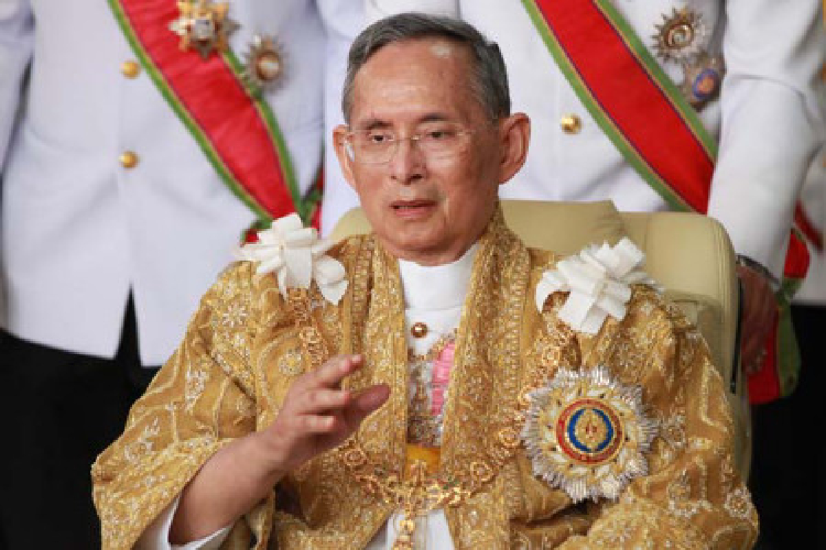 ในหลวงเสด็จฯพระที่นั่งจักรีฯพระพักตร์แจ่มใส ในหลวงเสด็จฯพระที่นั่งจักรีฯพระพักตร์แจ่มใส