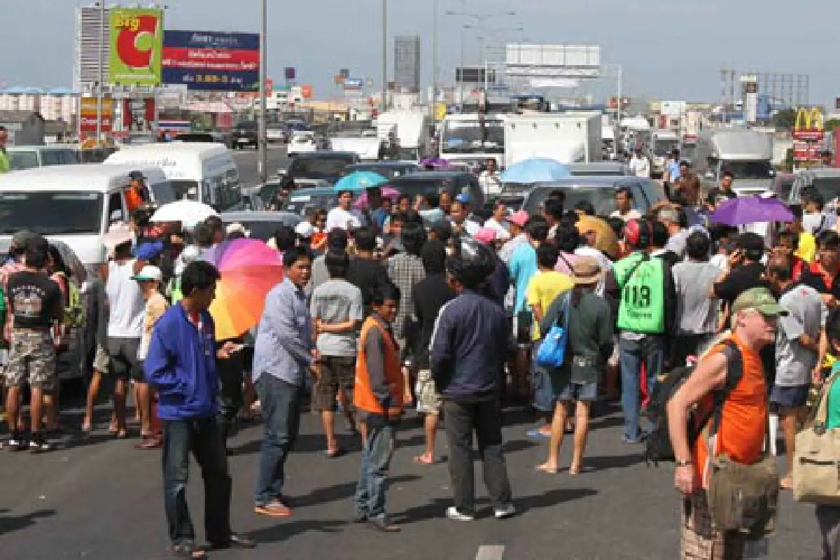 ชาววังทองปิดถนนวิภาฯจี้กทม.เร่งระบายน้ำ