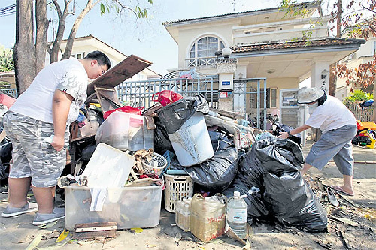 Returning flood victims face difficult choices