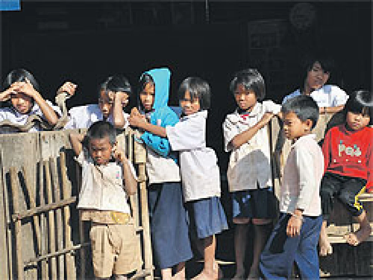 เมืองน่านหนาวยะเยือก นร.ชนบทต้องตากแดดเรียน