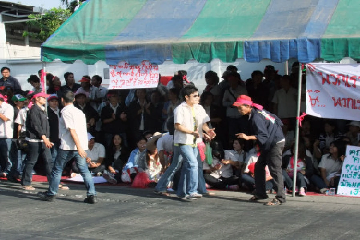 ม็อบโรงงานปากน้ำปิดถนนจี้ขึ้นค่าจ้าง