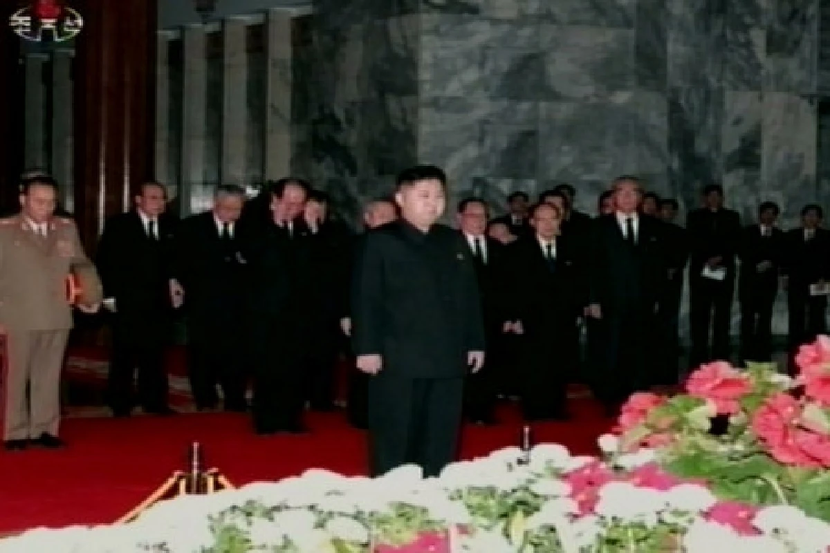 เผยภาพศพคิมจองอิลบรรจุในโลงแก้ว