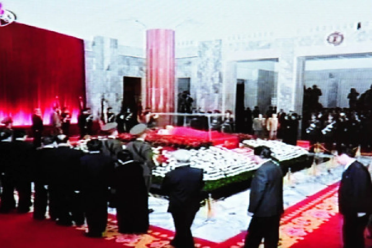 เผยภาพศพคิมจองอิลบรรจุในโลงแก้ว