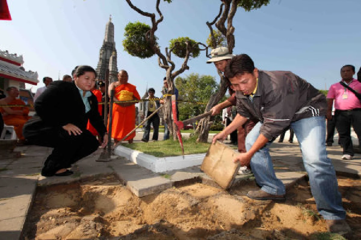 พบเชื้อราขึ้นรอบพระปรางค์วัดอรุณ